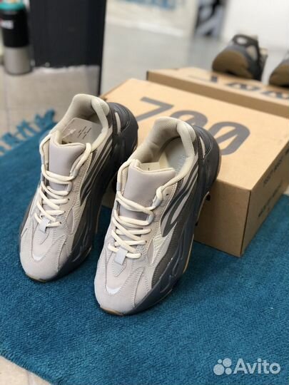 Adidas yeezy boost 700