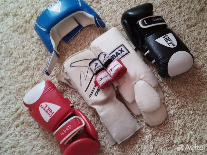 Боксерские перчатки,шлем,бинты и щитки