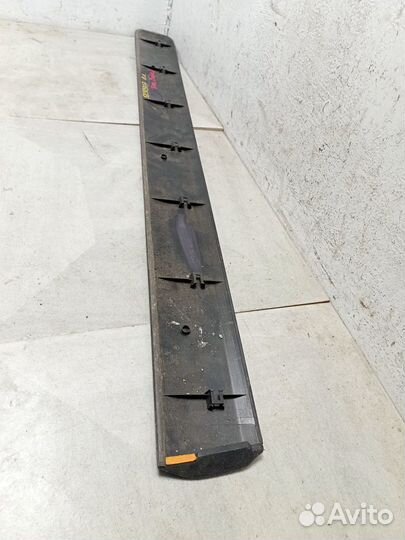 Молдинг двери передней левой