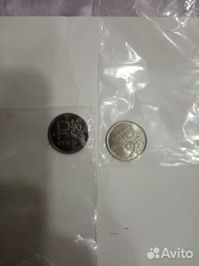 Монета 1 рубль с буквой р