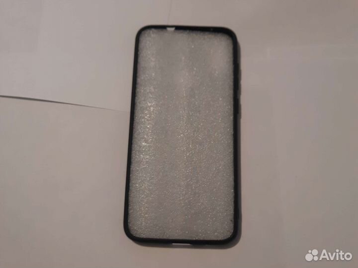 Черный чехол на смартфон