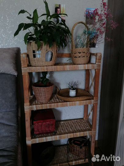 Плетёная этажерка на деревянном каркасе