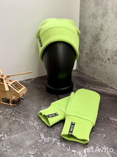 Шапка и варежки зеленый неон, новые