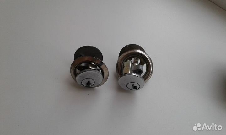 Замок дверной накладной