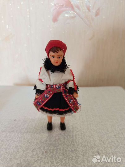 Кукла в национальном костюме ГДР