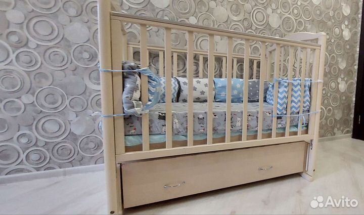 Детская кроватка с маятником