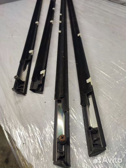 Уплотнитель стекла двери Nissan Primera P10