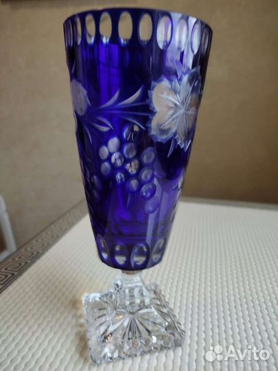 Хрустальная ваза на ножке