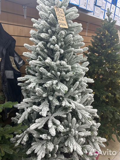 Новогодняя елка в снегу