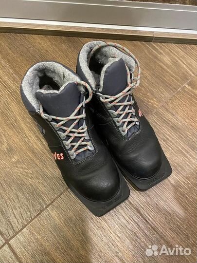 Лыжные ботинки р.37 (24см)