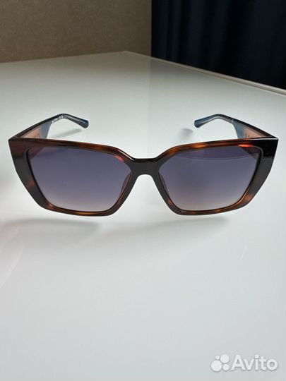 Солнечные очки женские Guess