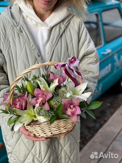 Цветочная композиция Лилии и орхидея в корзине