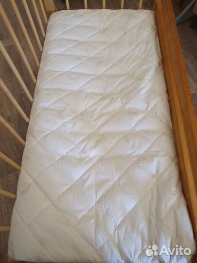 Детская кроватка на колесах