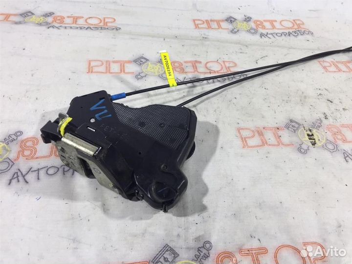 Замок двери передний левый Toyota Avensis (AZT250