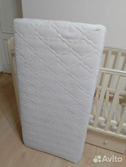 Детская кроватка с маятником и ящиком