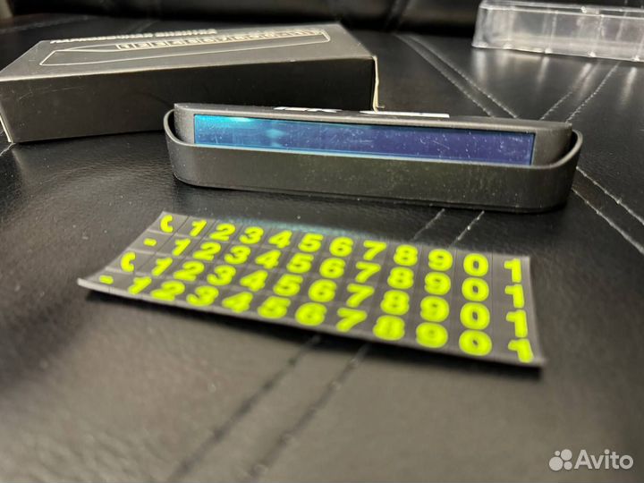 Табличка с номером телефона в авто