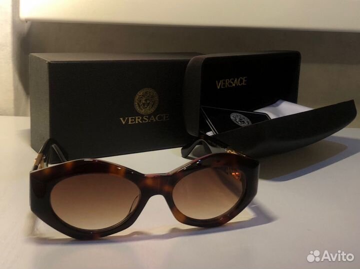 Солнцезащитные очки versace