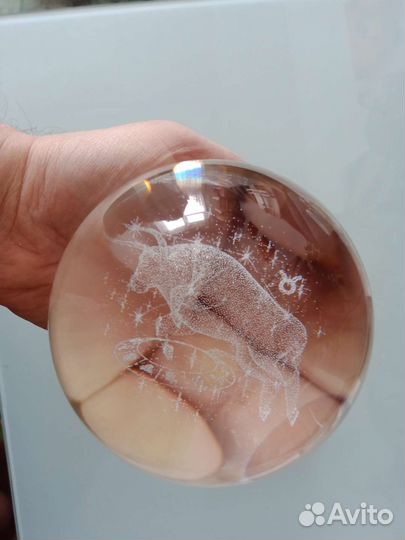 Шар с золотом тельцом на подставке