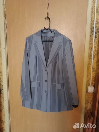 Костюмы брючный жен. р.48-50 серый и черный