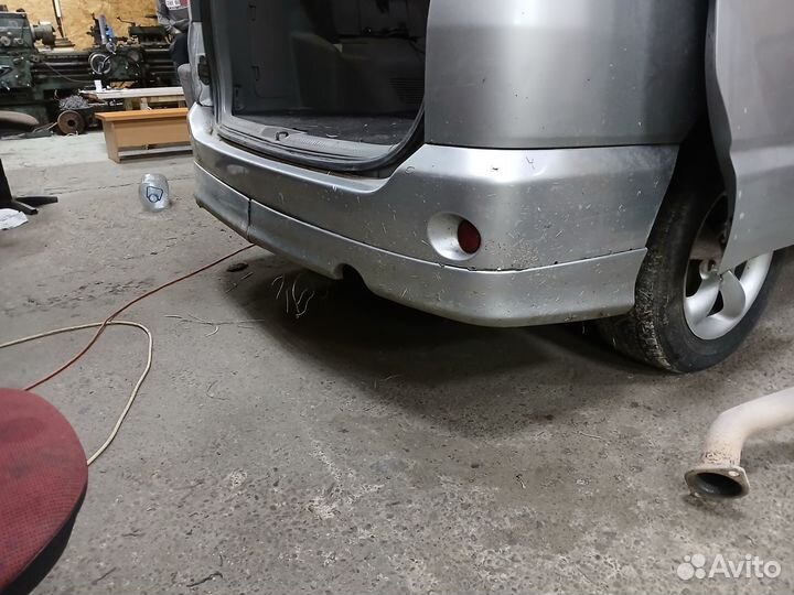 Бампер задний toyota voxy AZR 65