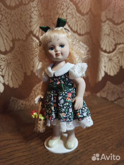 Кукла фарфоровая коллекционная