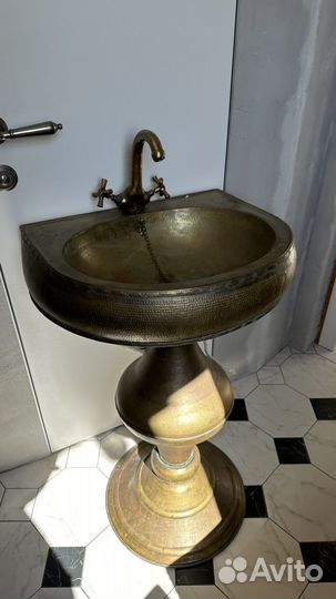 Раковина на постаменте с краном. Металл