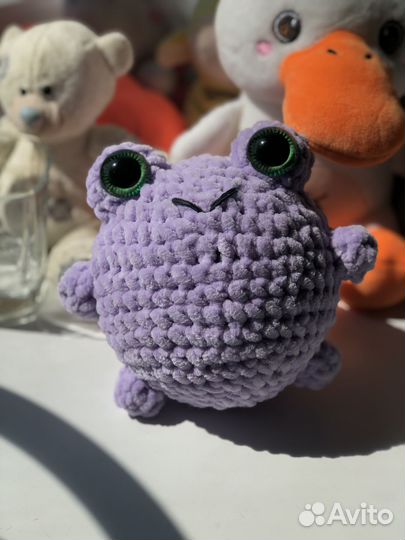 Плюшевая вязанная лягушка