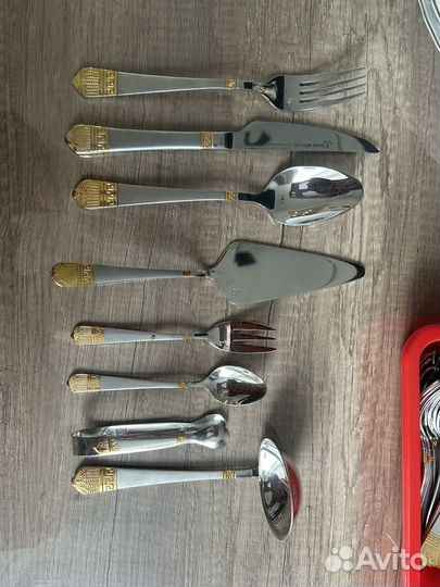 Тарелка, чайный сервиз, вилки, ложки