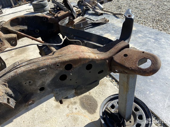 Передняя часть рамы Chevrolet Suburban GMT400