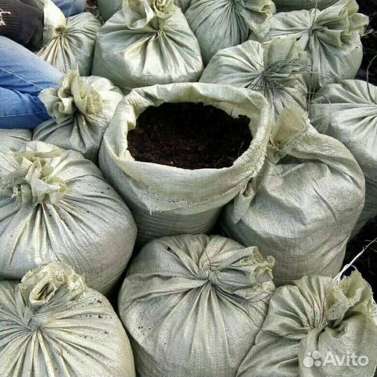 Плодородная земля плодородный грунт в мешках навоз