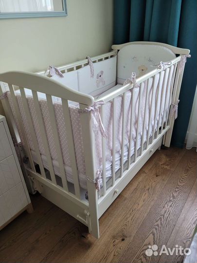 Детская кроватка с маятником и ящиком