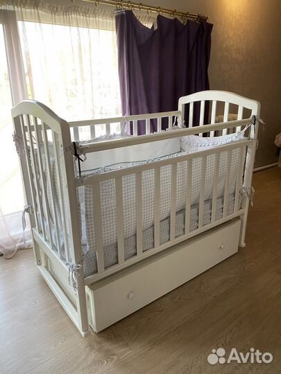 Детская кроватка с маятником