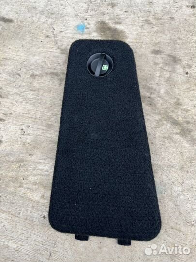 Заглушка обшивки багажника правая W212