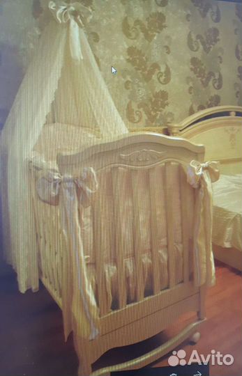 Детская кроватка с универсальным маятником