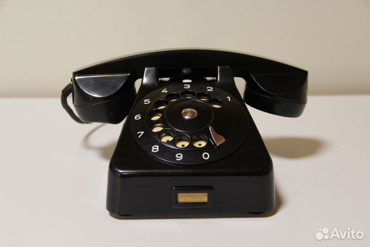 Антикварный телефон фирмы 