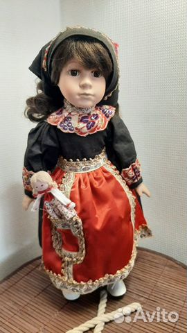 Кукла фарфоровая