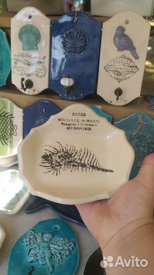 Настенный крючок панно. Керамический крючок