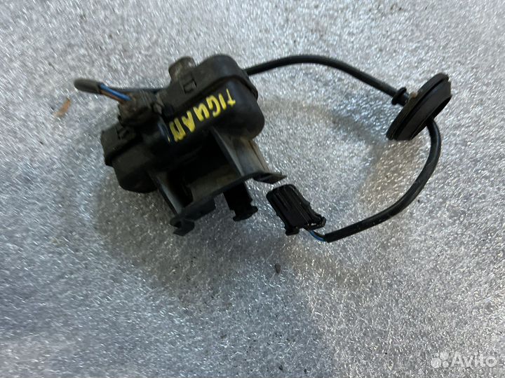 Замок открывания лючка бензобака VW Tiguan 08-16