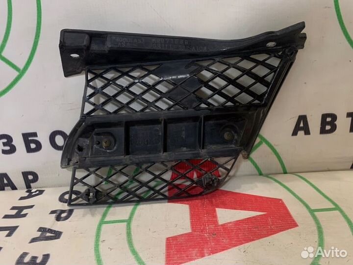 Решетка радиатора передняя правая Mitsubishi