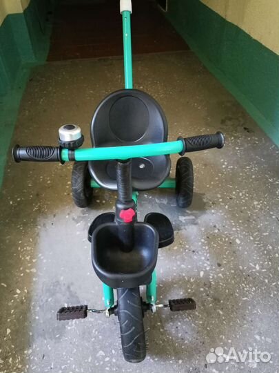 Трехколесный велосипед с ручкой
