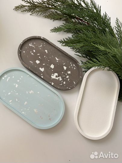 Подставка из гипса с вазой