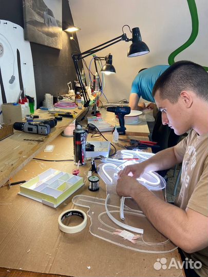 Неоновая вывеска / Неоновая надпись