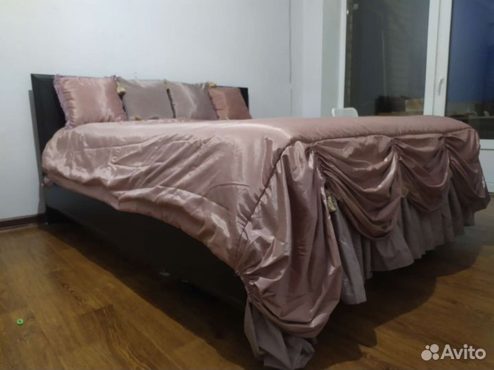 Покрывало и 4 подушки