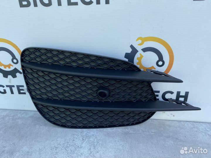 Решетка переднего бампера Mercedes A2138856700