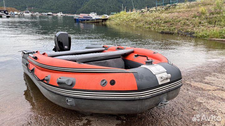 Лодка с мотором и прицепом