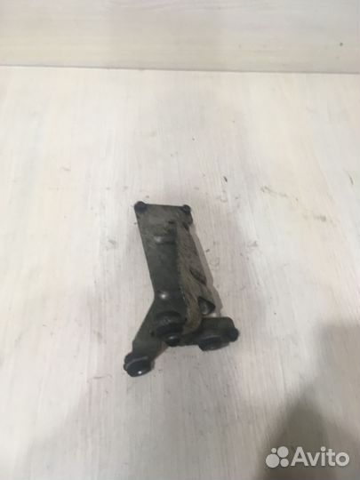 Кронштейн радиатора АКПП Ауди А8 D3