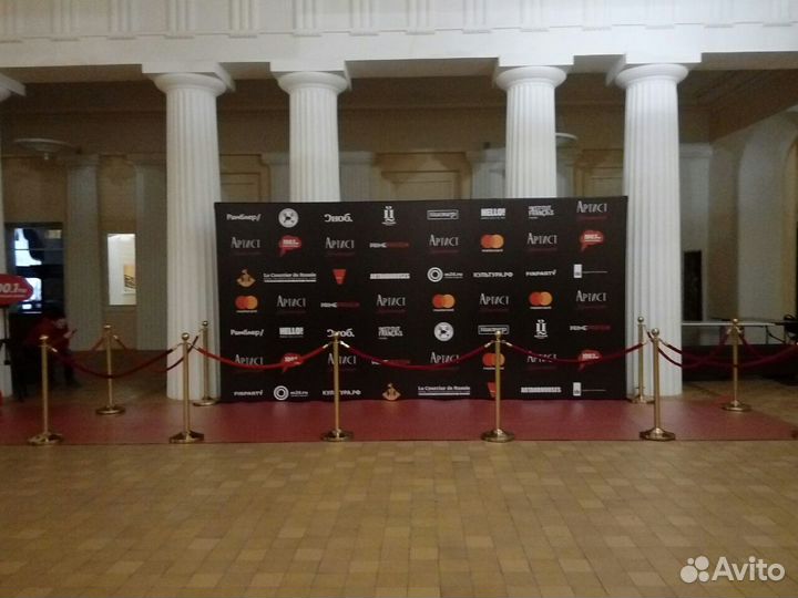 Золотые столбики и красная дорожка в аренду