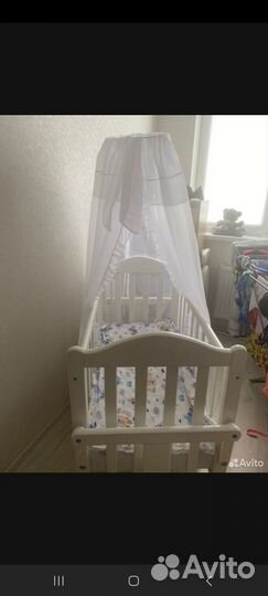 Детская кроватка с маятником