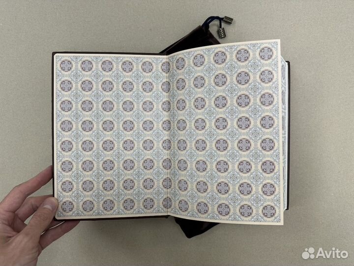 Библия с крестом (кожаная книга в мешочке)