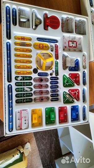 Электронный развивающий конструктор знаток 999схем